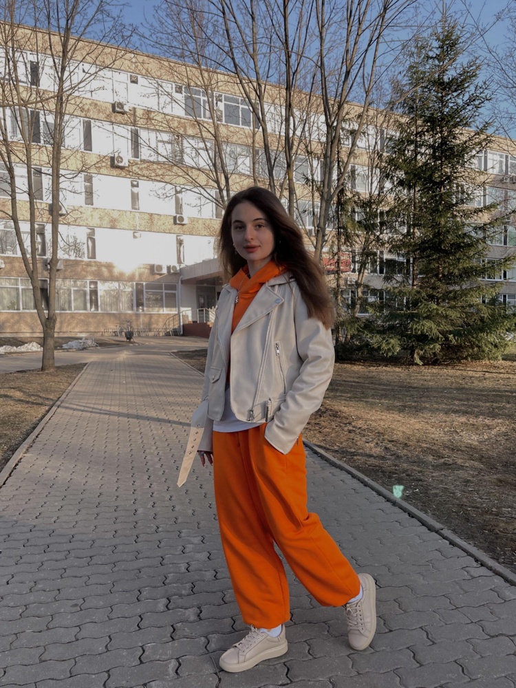 Ну такой классный костюм 🧡 Цвет насыщенный, яркий и сочный! Приятный петельчатый материал. За счёт резинки на брюках можно корректировать длину. Мой рост 160. Все супер! 