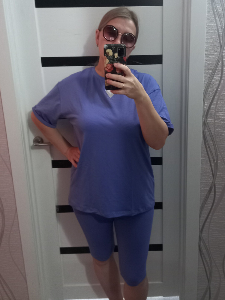 Пришло все быстро. Упаковано в пакет. Нитки нигде не торчат. Костюм тянется хорошо. Заказала размер 50, футболка оверсайз, плотная, велосипедки нигде не жмут и не давят, не много просвечивают, но футболка всё прикрывает. Хотела заказать другую расцветку, но почитав отзывы и посмотрев фото покупателей решила взять в этом цвете. В общем к покупке рекомендую. Только положительные эмоции. Спасибо продавцу.