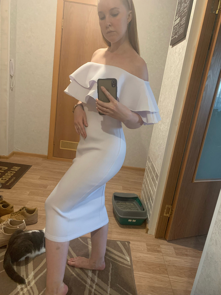 Платье выбиралось для росписи, очень много отзывов прочитала и безумно переживала что не подойдёт…верх у меня s, а низ m, взяла m, хотя наверное можно было бы и s но думаю тогда в бёдрах было бы слишком в обтяжку. Решу проблему пришиванием резинки спереди и сзади под валан, спереди она есть, но очень слабая и совершенно не держится при наклоне, а на фото и не скажешь. Поражаюсь максимально негативным отзывам, называя неопрен - поролоном…изначально продавец указывает состав, всем известно что неопрен ткань не дышащая. Платье для определенных выходов, фотосессий просто идеальный вариант 👍думаю что подгоню под себя и будет вообще пушка 🌺