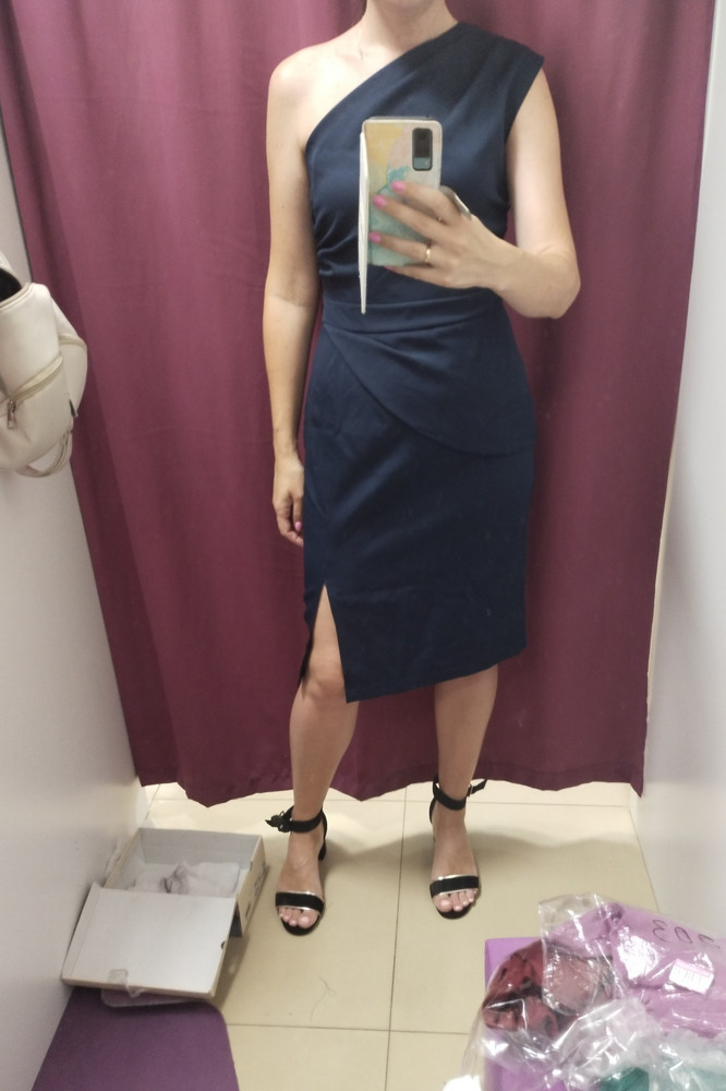 Платье шик! Садится изумительно! Четко в размер, брала 46 свой и 48, 48 сильно велик везде...Выбирала между бордо и синим, синее показалось элегантнее, девчонки, берите за такую цену платье супер!)