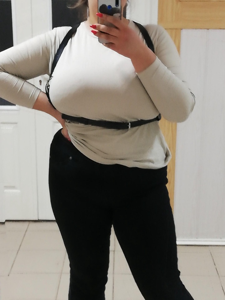 Шикарная! Читала отзывы и кто-то говорит, что маломерит, у кого в размер - решила все таки попробовать. По себе могу сказать : данная модель точно не маломерит, мне все подошло. Объем груди около 121, талии - 93. В груди немного запас, а в талии могу на самую тугую застегнуть и будет комфортно. Брала носить на пальто - отлично смотрится. Мерила и на лонгслив - тоже прекрасно, теперь хочу взять ещё пару для разнообразия. Мне очень понравилось!