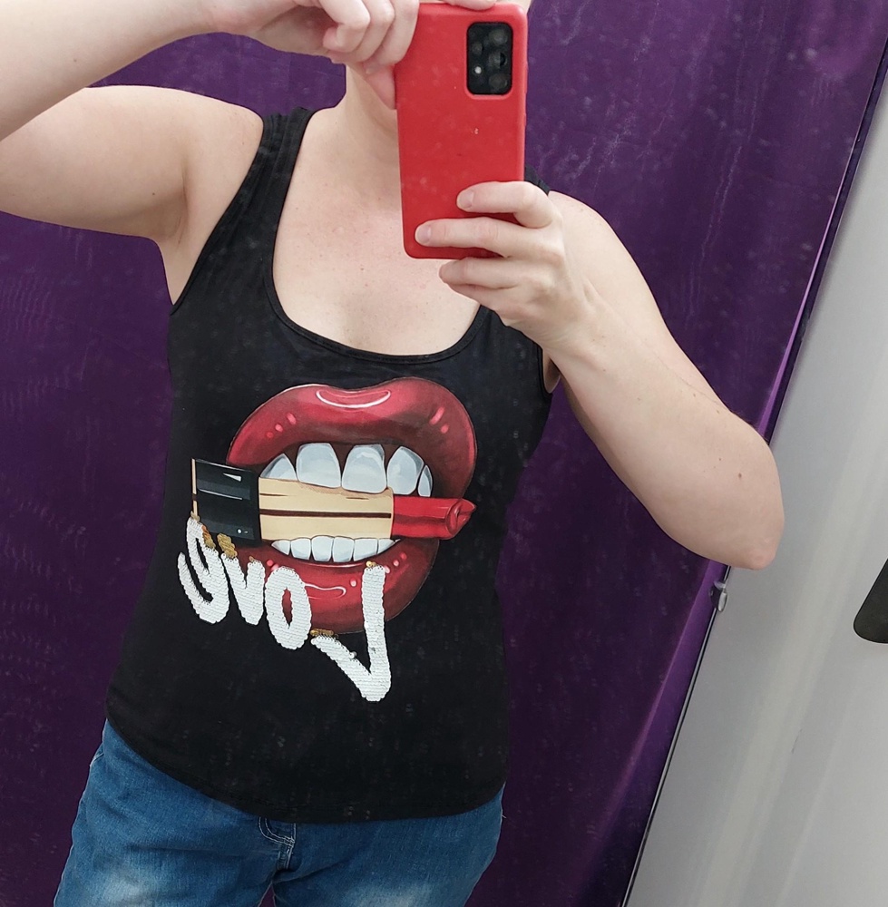 Красивая и стильная майка, материал понравился, яркая. Размер соответствует