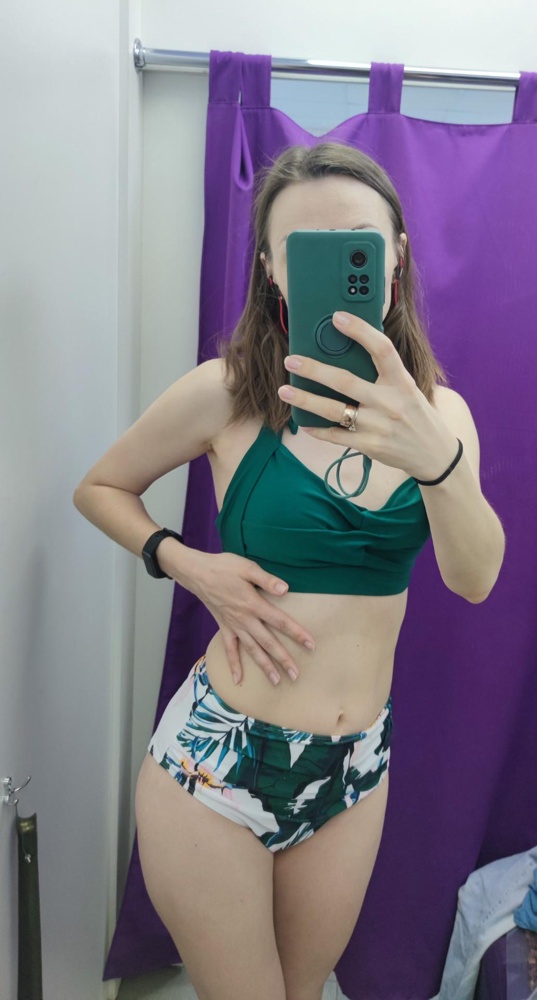 Отличный купальник, который мне уже был даже не нужен (обнаружила, что прошлогодний всё ещё прекрасно сидит), но забрала, потому что очень понравился и по цвету, и как сидит. На третьем фото видно, что резинка по ягодицам слабая, иногда оттопыривается😁 но я на натянула плавки повыше и ок. Гораздо хуже, когда резинка впивается! На бёдра 100 см, наверное, можно взять и м, если кто любит поплотнее, но я не выношу тесного белья. Лиф сидит на очень маленькой груди эстетично, не делает несуществующих холмов, аккуратно так)) в общем, надеюсь, на долгие с ним отношения!