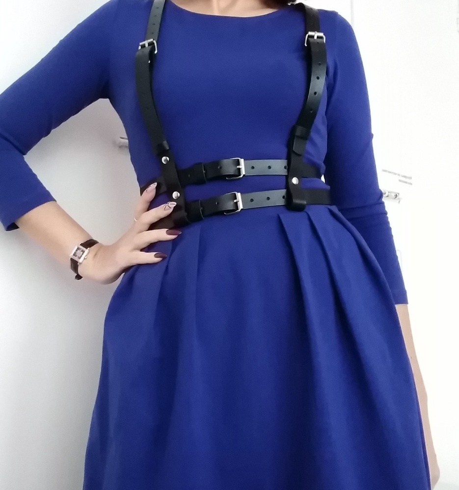 отличная портупея! я в восторге! хорошее качество кожи, не линяет, не оставляет следов на одежде. Идеально подошла по фигуре, смотрится интересно, придаёт образу особую пикантность. Рекомендую