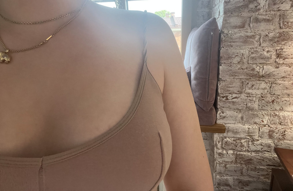 Топ не давит, прекрасно сидит, отличная ткань, но лямки постоянно перекручиваются, из-за чего натирает плечи и давит, это не исправить никак 