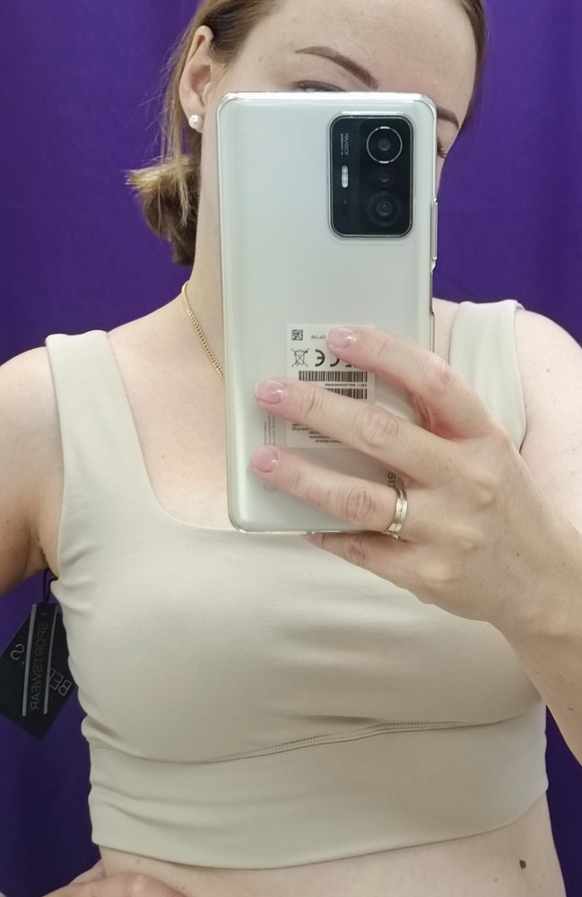 Слишком плотный, что надеть на себя можно с трудом. А так к качеству материала и изделия претензий нет.