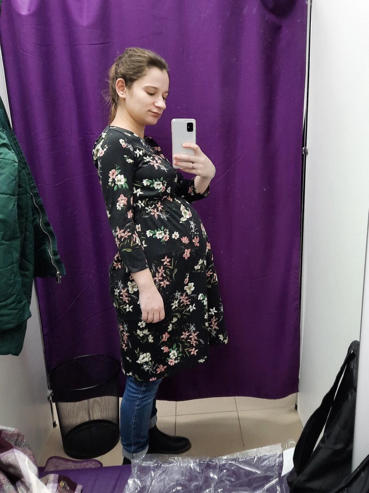 Платье очень понравилось, на беременный животик самое то, но купила себе уже на выписку из роддома. До беременности был 42-44 размер, взяла платье 44, идеально село.Качество хорошее и ткань приятная. Советую)