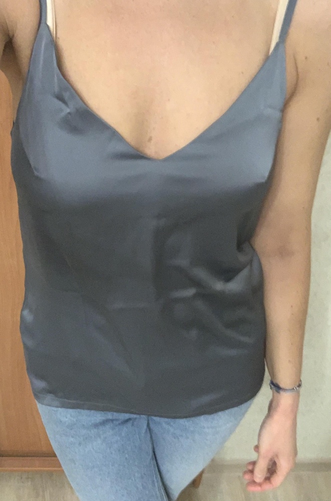 Очень понравился цвет: переливы от светло-серого до графитового и цвета мокрого асфальта...Выглядит элегантно. Была криво пришита верхняя бирка, но я её всё равно отпорю. Внутренний срез местами неаккуратный. Зацепка на внутренней подкладке( Я бы сказала, что маломерит (ОГ 84-85)! Без лифа не сел( А хотелось без него носить...С лифом непонятно где вытачки: по идее, они должны проходить по середине груди, а не сверху! Для этого пришлось бретельки установить на полную длину. В целом красивый, подошёл по цвету, взяла.