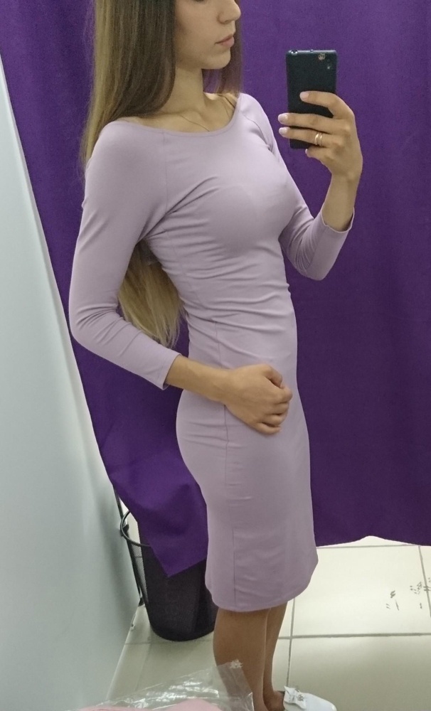 Цвет на фото более розовый, а на деле (как и написано) - сиреневый. Симпатичное платье. На мои 83×64×89см село как раз.