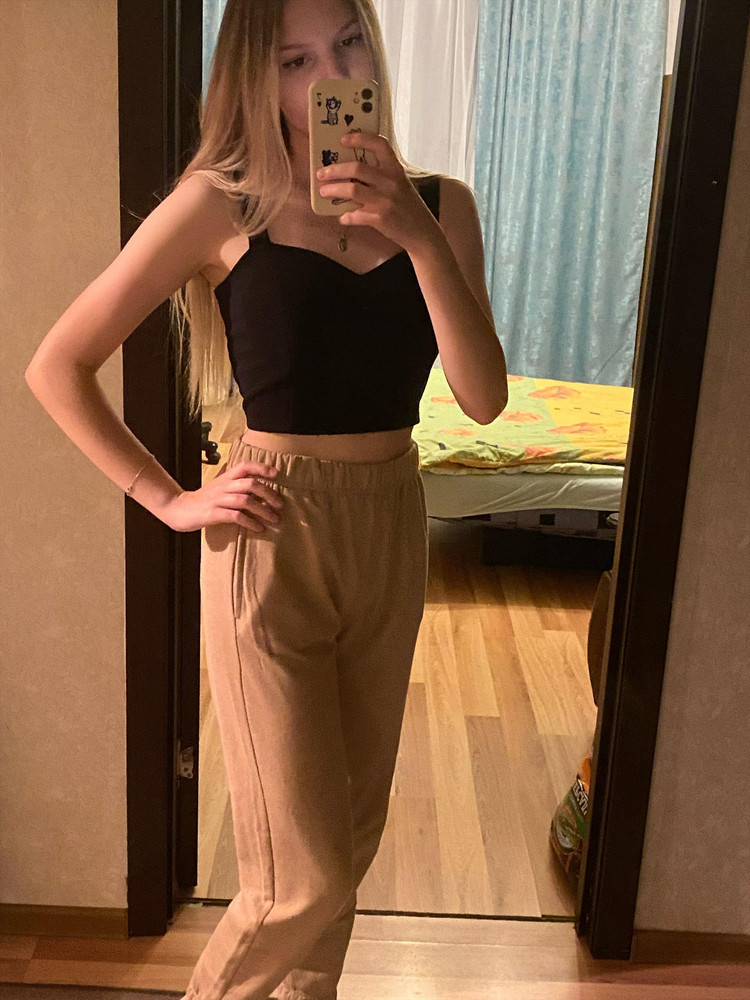 Офигенный топ, девочки. Сразу угадала с размером, взяла 42. Ткань очень приятная к телу. Рекомендую) 