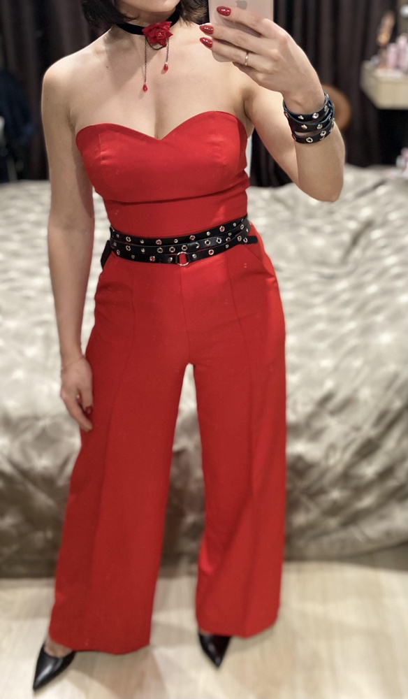 Претензий к пошиву и качеству ткани совершенно нет. На высоких стройных девушек. На свой рост 160 пришлось укорачивать. Кому комфортно с открытым декольте, берите. Тяжелую грудь удерживать не будет, корсет не жёсткий.