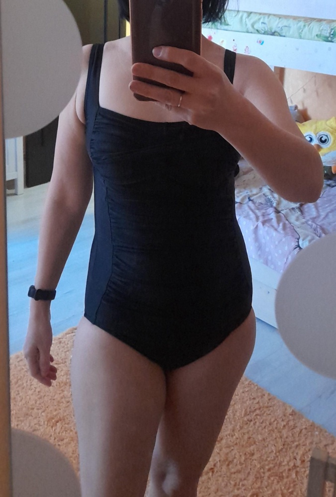 Купальник очень хороший, плотная ткань, двойной слой на животе, корректирующий. Красивый🥰
На Ог 88, от 75, об95 , рост 157. Выбирала между S и M.
 В М просто "проскользнула" , не было корректирующего эффекта)), и рост был великоват, нужно было лямки утягивать сильно.
S- ка села плотно, рост подошел. Взяла S.