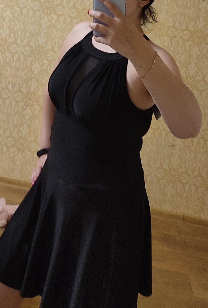 Размерной таблице соответствует. Сидит отлично, швы качественные. Модель супер! Смотрится шикарно, стройнит и скрывает недостатки. Очень довольна покупкой.