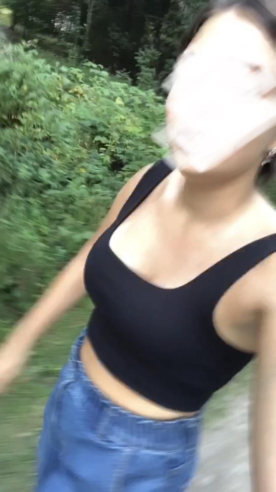 Долго выбирала размер, в итоге взяла на 2 или 3 больше своего, ну это ладно, главное что подошёл. Фото нету, но есть скрины из видео😛 отлично держит грудь, очень удобный, ставлю 5  🌟 