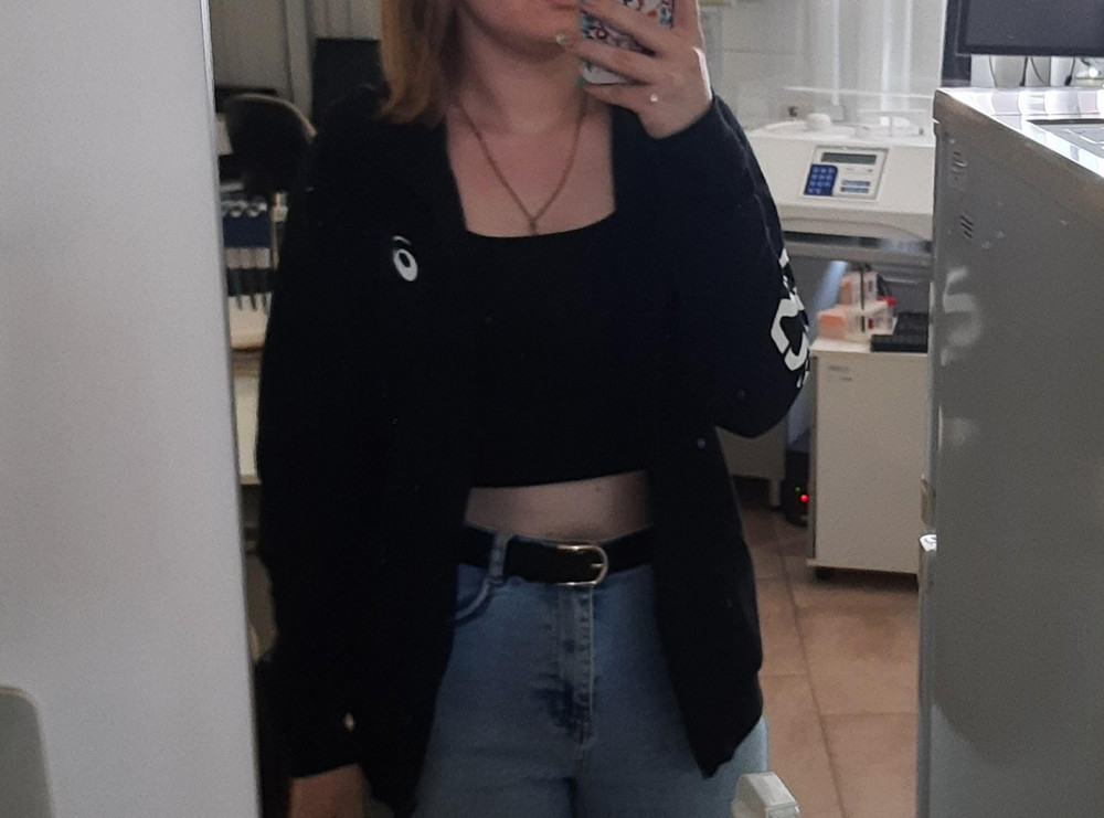 Топ хороший , не просвечивает , сидит хорошо , если не хочете сильно открытый живот то отличный топ