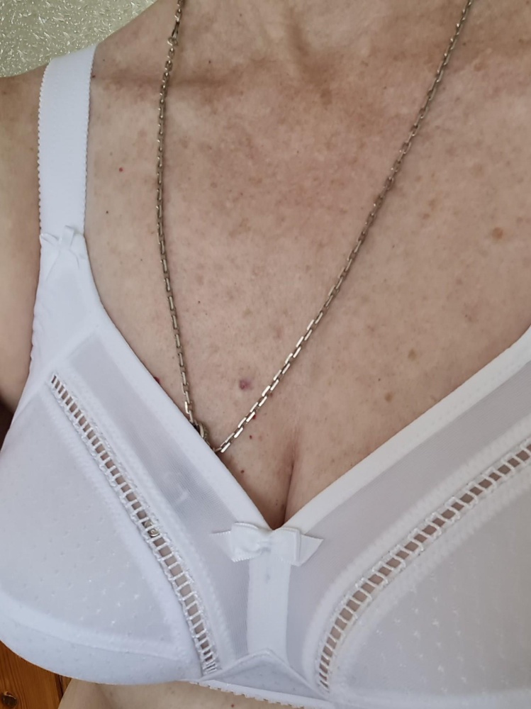 Давно искала бюстгальтер без косточек,с широкими брительками,т.к.размер маленький.Очень довольна.Закажу еще