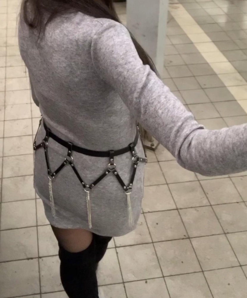 Шикарная! Украшение оригинальное, качественное. Спасибо, сделало из моего скучного платья прикольную вещицу) С ботфортами👍🏻