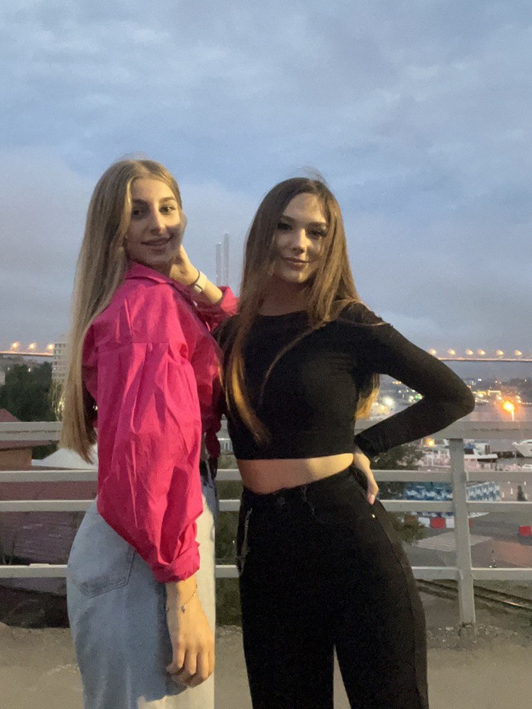 Очень мягкая и удобная! Не просвечивает. Заказывала на размер больше, чтобы не была слишком короткой (мой рост 162). Сидит хорошо. Вот только доставка задержалась аж на 2 недели(