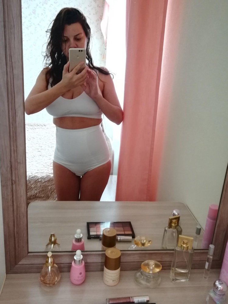 Долго выбирала эти бандажи. И отзывы читала. Заказала на свой 42-44 размер 96 размер. Но, когда пришёл, показался, что будет большим мне. Хотела сделать возврат сразу. Девушка, которая выдаёт товар, уговорила оставить, т.к. размером меньше будет малой. Оставила и не зря. Надеваю бандаж лежа. Первый раз с трудом застегнула. Сейчас объём уходит, полегче застегивается. Очень хорошо утягивает и поддерживает спину. Жаль, что не купила его сразу в роддом, после КС был бы кстати.