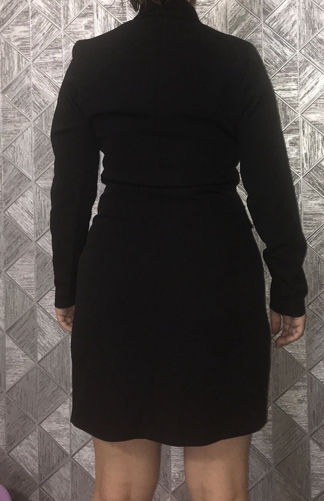 Хорошее платье! Брала 2 размера 44-46, идут в размер, верх у меня 44, низ 44-46, размер Платья 44 сел хорошо, но обтягивает , кто любит посвободнее брать нужно на размер больше! Мне 46 не подошёл из-за роста 156, на спине пузырь получается( а так оставила бы его. Рукава у 46 соответственно тоже длинноваты для моего роста. 44 почти идеален ( можно перешить пуговки) 