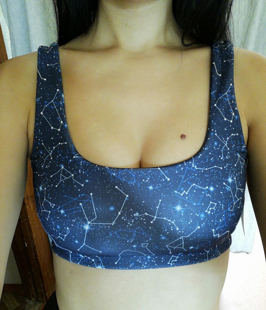 Классный, но слишком секси получилось. У меня 42 размер, 70С ношу. Попробую на размер больше все - таки взять, правда не факт, что тогда будет поддержка груди, но к таким откровенностям я не готова, мне для спорта надо)