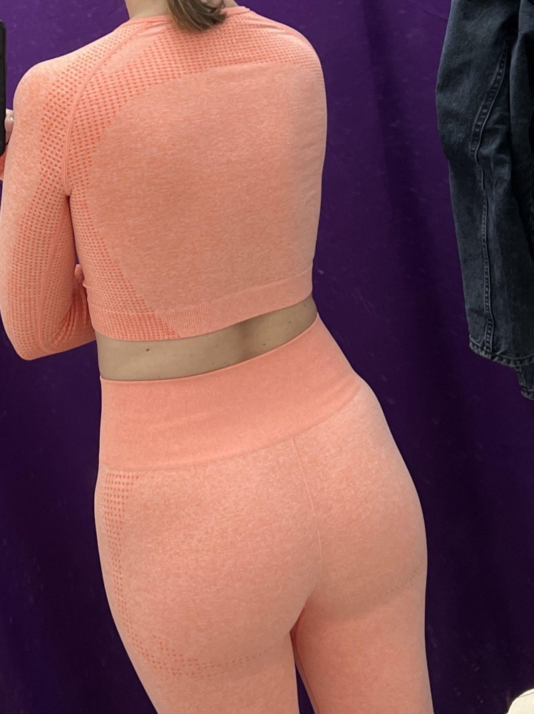 Взяла размер L, на 44-46, бедра 100, талия 70, сели все 3 цвета свободно, М спокойно можно брать, но ткань не понравилась, такой же костюм есть черный от др продавца, там ткань утягивает немного, тут все неровности будут видны, светлые костюмы просвечивают, только бежевое белье одеть можно. На всех 3х сзади на попе сделан шов, если вывернуть его, то видно, что это стрелка была(( Скорее всего и другие стрелки пойдут.