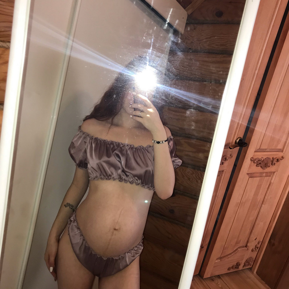 Пришло быстро. Заказывала розовый, но пришёл другой цвет! Неприятная ситуация, но другой цвет мне понравился, поэтому забрала. Качество хорошее, сидит прекрасно, что на беременную фигуру, что нет. Я в восторге, мне очень понравился комплект