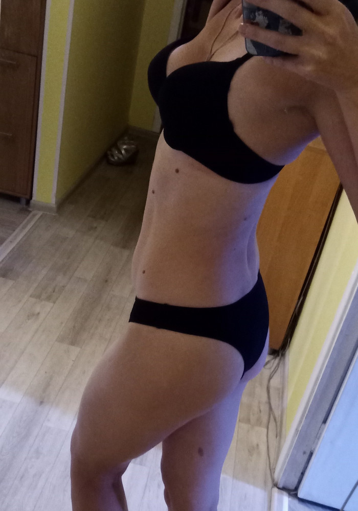 Отличный купальник. Смотрится дорого, ткань интересная, не просто гладкая, прошит очень хорошо, нигде не давит. Простирала сразу - не линяет. Может цветные да, но черный точно нет. Размеру соответствует, грудь держит хорошо. Доставка быстрая. Довольна покупкой!