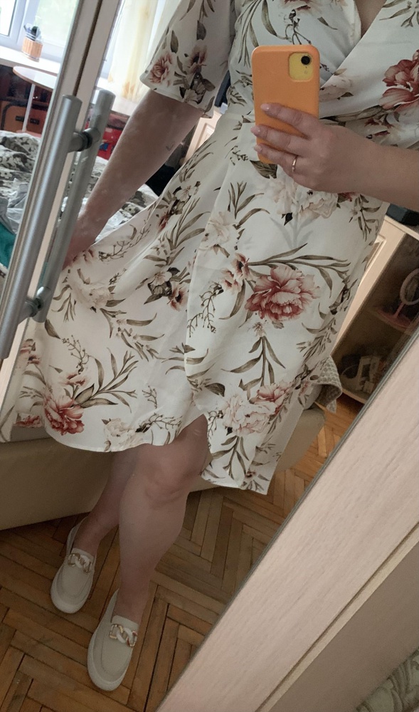 Оно чудесное! Как раз на лето. Ткань легко просвечивает, выбирайте нижнее белье с умом. 😉 Идёт размер в размер.