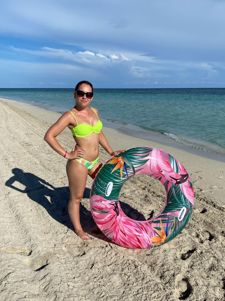 Купальник красивый , пуш-ап большой , визуально увеличивает грудь . Минус - после отпуска трусики превратились в грязно белые краска с них почему то слезла , с лифом все нормально а трусы облезли 