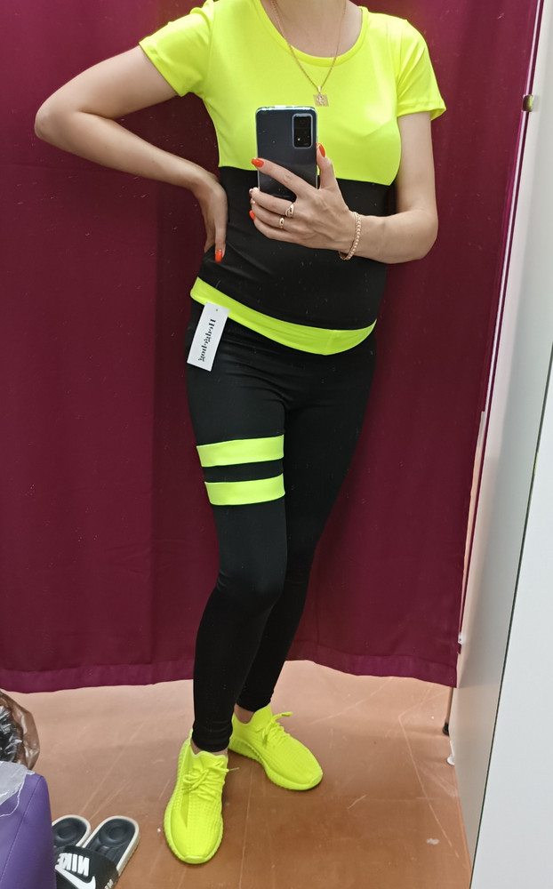 Всё пришло. Футболка действительно коротковата,качество вроде не плохое, не знаю как в носке будет, немного в притык, так как в положении сейчас, рожу скоро, и будет прям хорошо, к нему заказывала ещё кроссовки, вместе не плохо смотрится. А так размер соответствует.