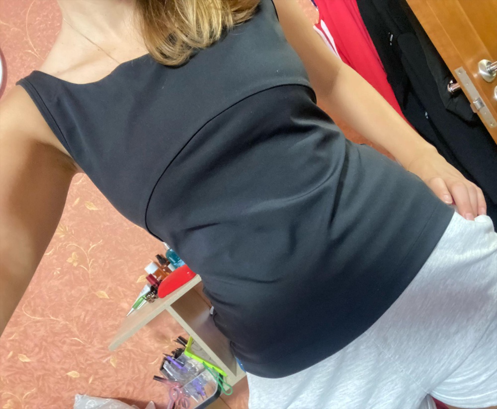 Взяла на размер больше, надеясь, что лямки будут длиннее и не будет сползать...всё равно уползает, что с вкладышами для груди, что без них, весь топ уползает вверх, заниматься невозможно, поправляю каждые 2 минуты. Но я высокая, и, вероятно, людям с обычным ростом сядет лучше. Сама ткань чудесная, очень плотная, эластичная, хорошо тянется 