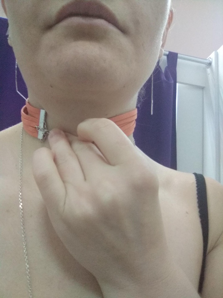 Не понравился чокер, цвет бледный, не оранжевый, короткий.  😣