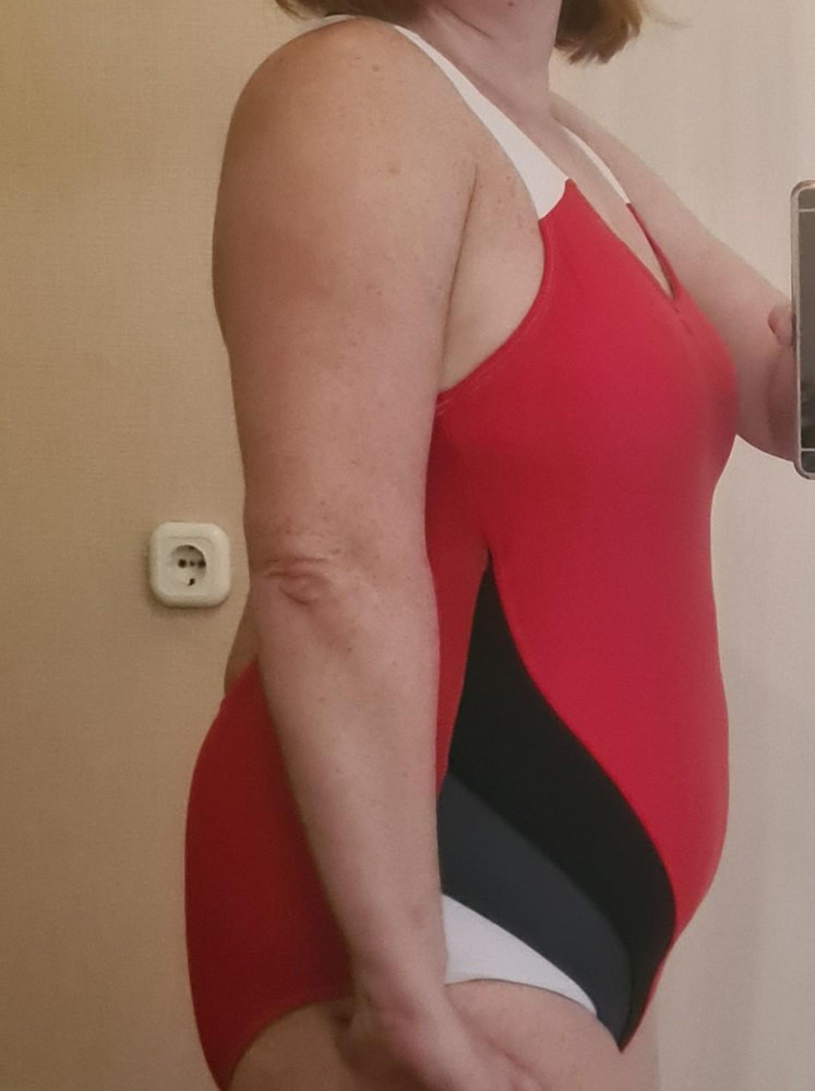 Отличный купальник, не антигрудь, конечно спортивный, но я и на пляж схожу. Засчет белых вставок визуально стройнит. Рост 156 вес 65 брала xl