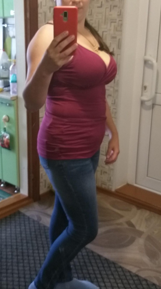 На свои параметры мне нужен был 50 размер, но почитав отзывы, заказала на размер меньше. Облегает не сильно, можно было и свой размер брать, было бы по свободнее. Но я не люблю, чтобы висело.