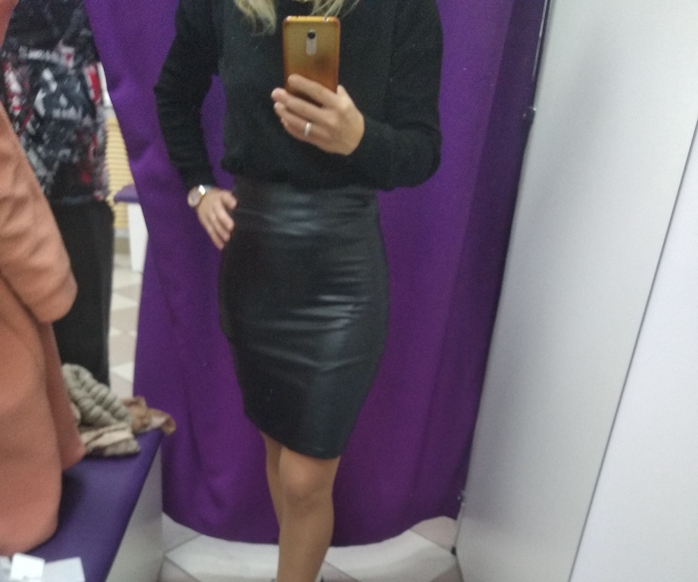 Соответствует размеру, очень хорошо тянется. Смотрится не плохо!