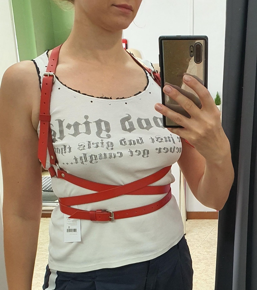 Если кожа натуральная то с изнанки видно слой бахромится. Но тут какбудто пресовано на тканной основе. Качество в целом хорошее. Цвет больше к алому не бордовому. Отказ в пользу другой портупеи в которой изнанка была кожей.