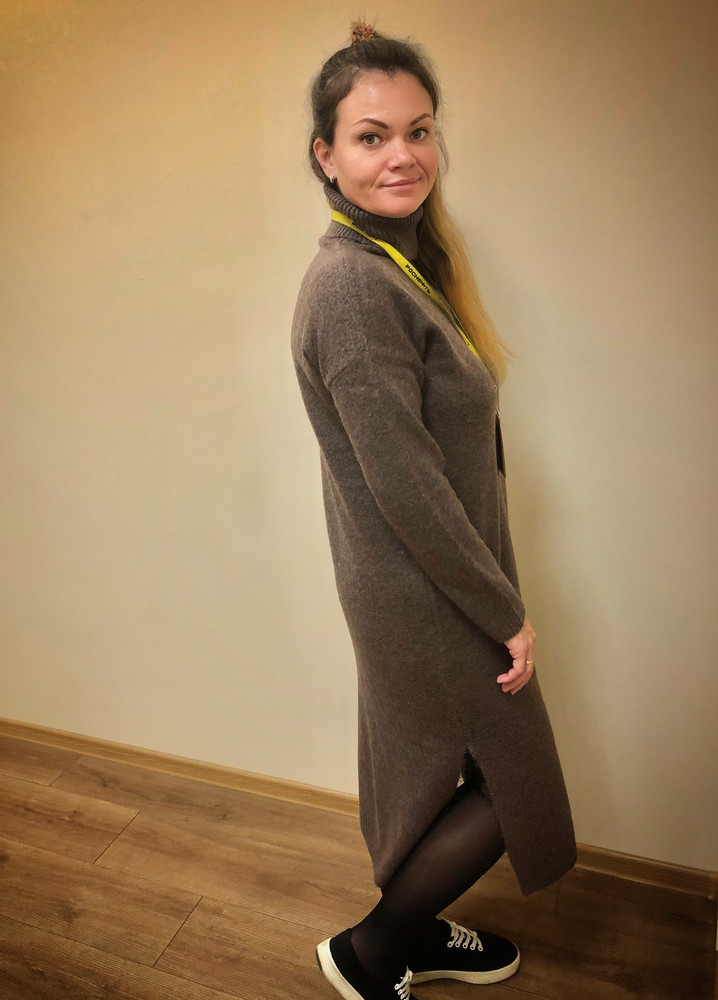 Отличное платье, приятное к коже. Очень тёплое. Я взяла S и самое то на мой 46 русский размер. Спасибо продавцу за шикарный товар всем советую