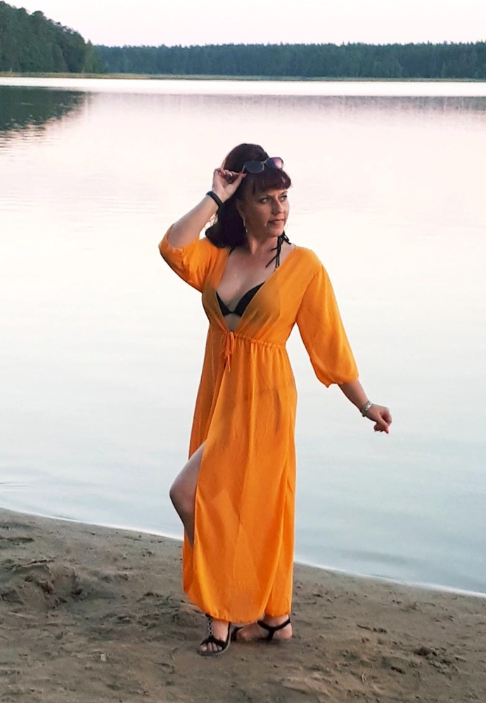 Пляжный халатик-отличная идея для пляжного отдыха!Заявленный цвет жёлтый,прислали оранжевый.И даже к лучшему!😍Сшит аккуратно,без торчащих ниток.На рост 168 при 48 размере сидит благополучно.Ощущаю себя в нём достаточно комфортно.🤩