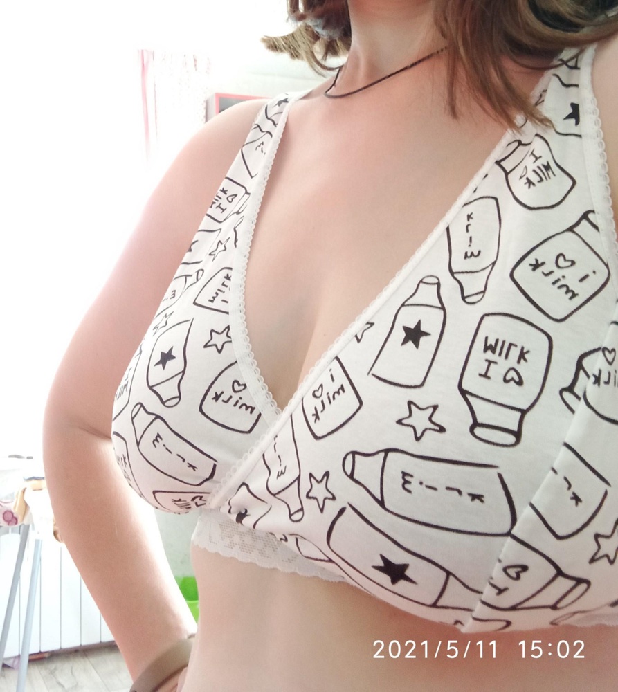 Очень хорошо сидит. Мягенький. В размер. Можно спать, можно ходить. Понравился.))