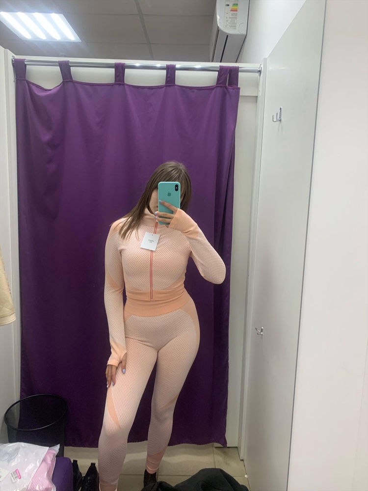 Шикарный костюм, очень качественный, я в восторге! Материал плотный, но заниматься в нем комфортно. Верх сидит плотно, а на талии резинка сидит свободно. Заказывала розовый и рыжий, оставила себе розовый, так как больше оправился цвет. 
