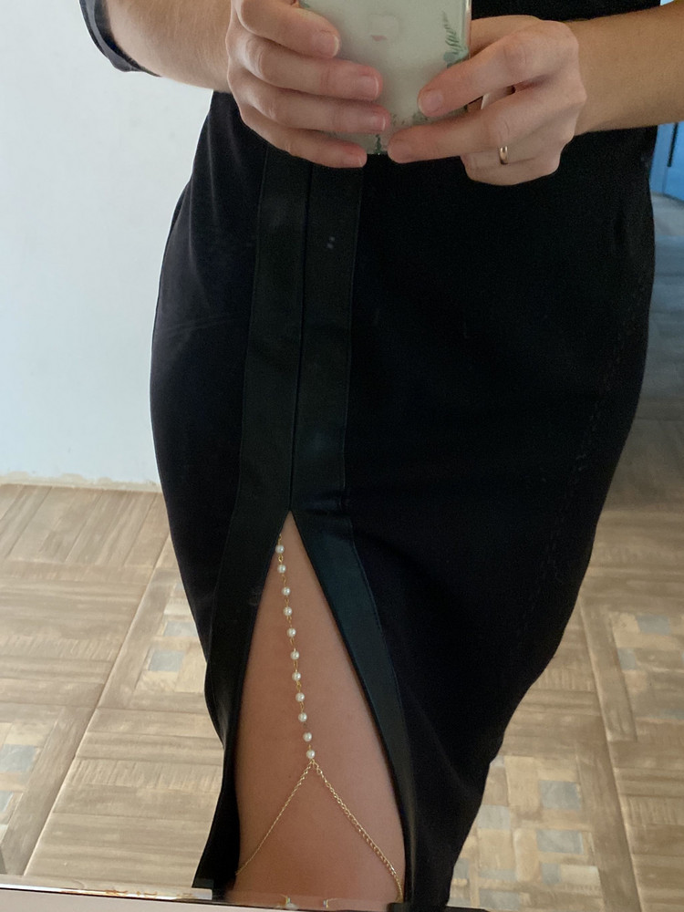 Оригинальная штучка для вечернего образа! Резиночка хорошо держит, немного не привычно, но это поправимо😁