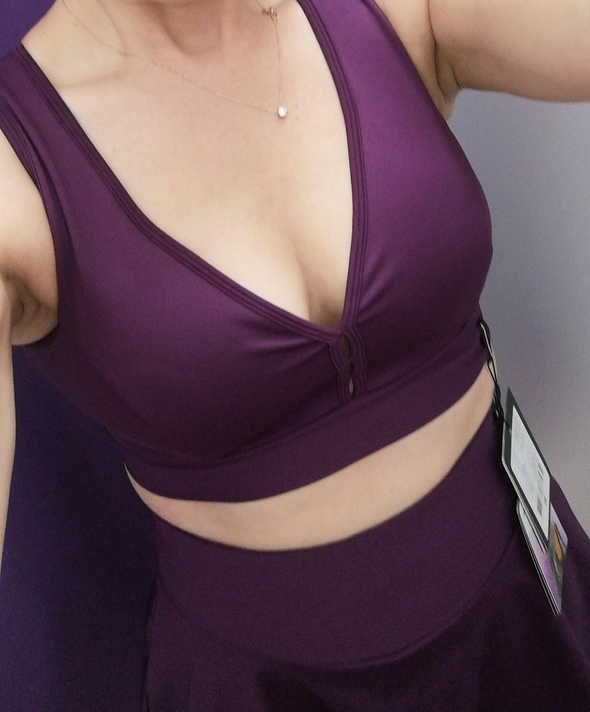 Шикарный топ. Приятный к телу. Не стесняет движений. В груди комфортно. На спинке топа красивый фигурный вырез капелькой.