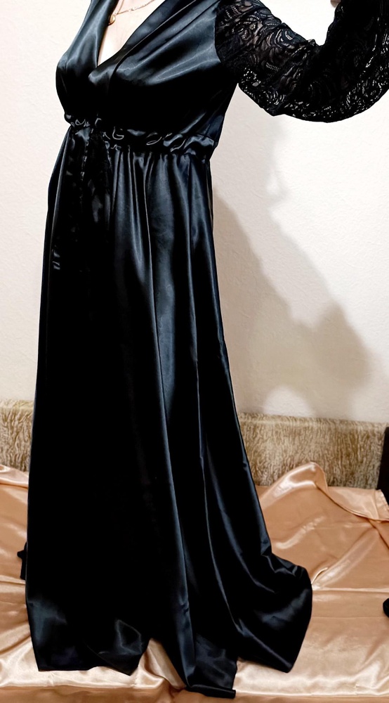 Шикарный пеньюар.Достойный похвал.Долго думала брать не брать...не подошёл размер...Все же не смогла вернуть..буду укорачивать...очень достойно и богато выглядит..ткани не  пожалели....я далеко не.....невеста..мне далеко за....подойдёт любой женщине,любящей красоту...рекомендую к покупке.