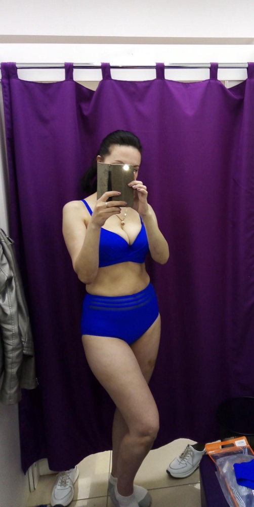 Цвет обалденный!!!! Трусы высокие подошли замечательно. Сверху немного вываливается, не критично, надо получать🤣 Но верх мал. Грудь у меня 80 Е. Для груди поменьше будет супер!!!