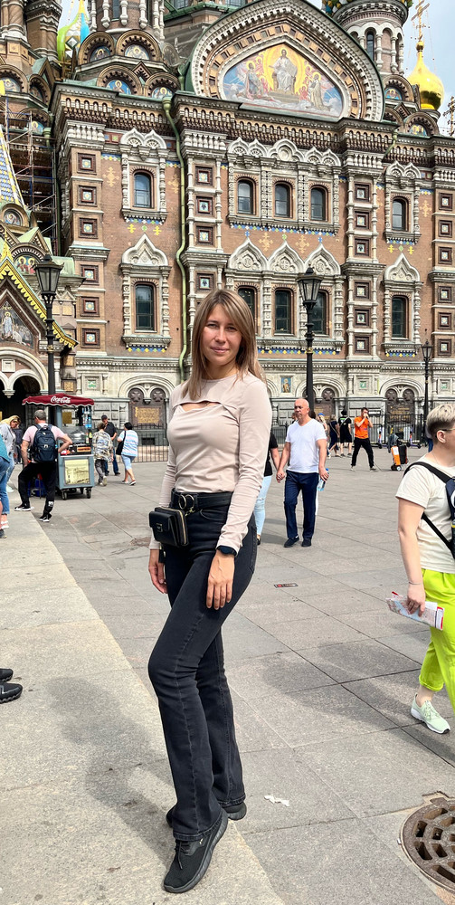 Очень хороший лонгслив,смотрится симпатично.