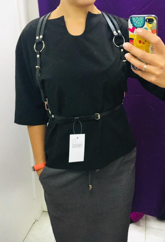 Очень классная! Кожаная, тяжеленькая, сексуальная...) Ношу с кожаными шортами с клепками, рубашкой белой и берцами! Вообще огонь!) Так то ее можно много с чем сочетать... С платьем, как на модели, красиво, но для такого платья надо идеальную фигурку(