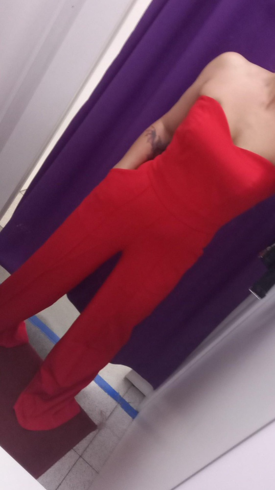 Отличный комбенизон,хорошее качество  ,размер в размер.Немного длиноват,но мне с ростом 162 см так всегда !!Безумно рада покупкой!