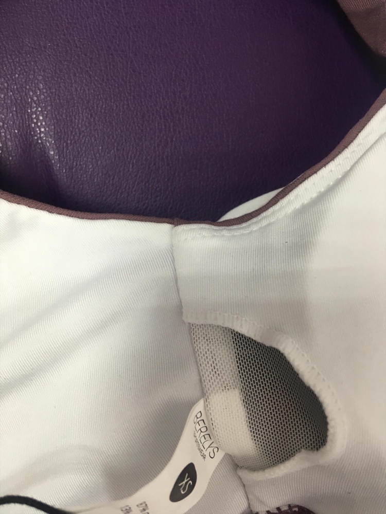 Грязное, воняет потом! Упаковано просто ужас, просто в пакете комком! Такое чувство, что его носили 