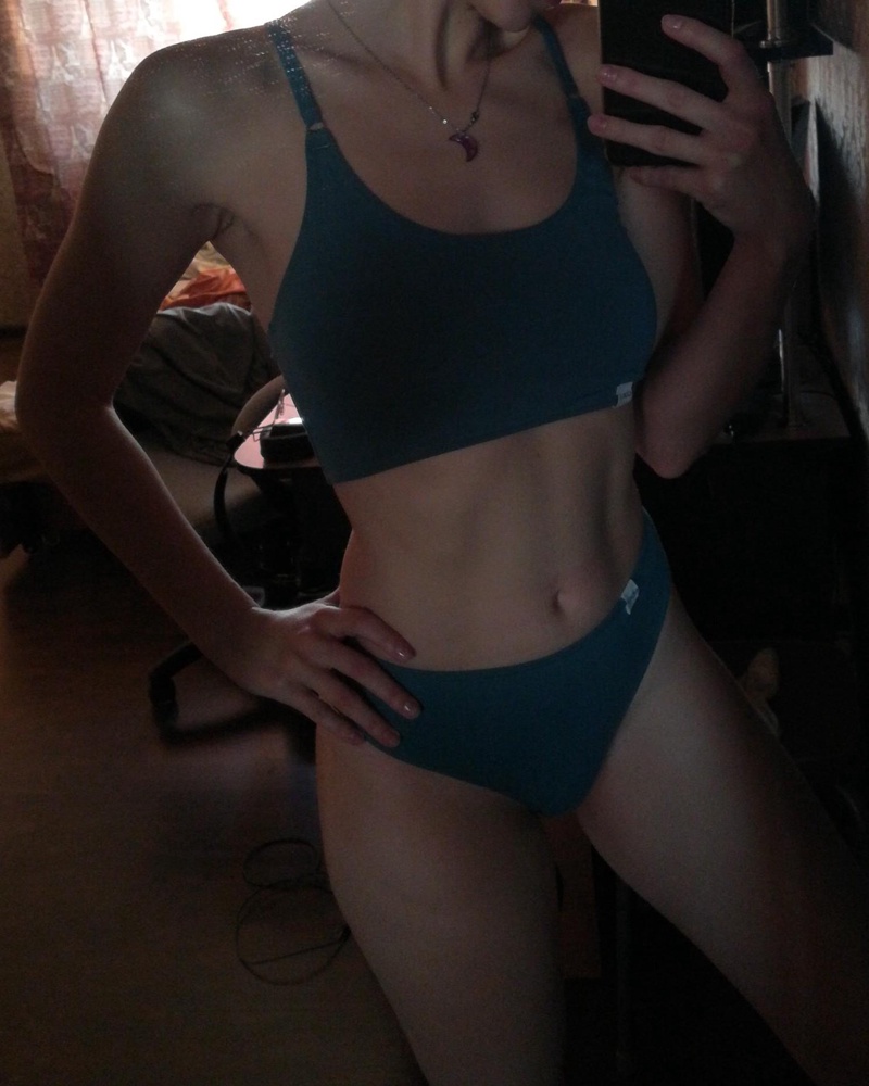 Ткань очень приятная, сшито качественно, размерной сетке соответствует (на 42-44 взяла XS). Покупкой довольна!